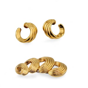 Vintage Goldtone Plating MONET Married set. Pierced Earrings and Brooch.