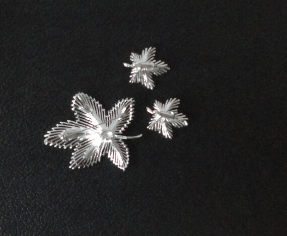 Sarah Coventry 1967 Silvery Maple Brooch and Earr… - image 4