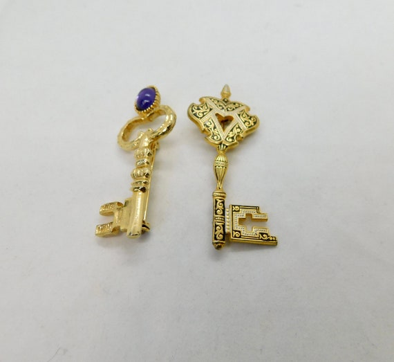 Lot of two (2)Gold tone Key Brooches. One Damasce… - image 3