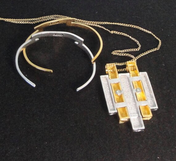 1977 AVON  Interlock Bangle/Cuff Bracelet and Pen… - image 5