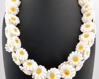 Mid Century White and Yellow Daisy Flowers Necklace.