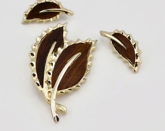 1968 Sarah Coventry Wooden Beauty Gold and Faux Wood Brooch and Earrings.