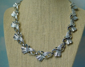 Vintage CORO Brushed and Polished Silver tone Necklace. Mint Condition