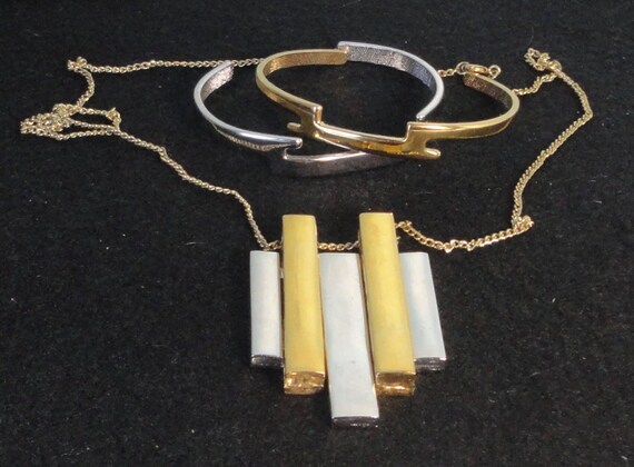 1977 AVON  Interlock Bangle/Cuff Bracelet and Pen… - image 3