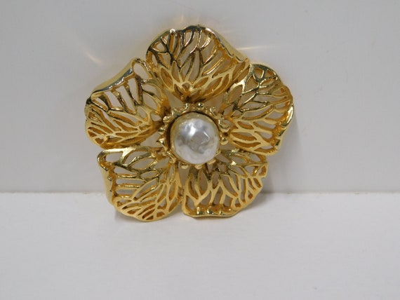 Vintage Gold tone Reticulated Petals Flower Brooc… - image 3