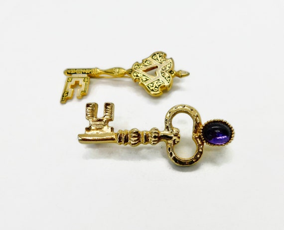 Lot of two (2)Gold tone Key Brooches. One Damasce… - image 1