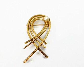 Vintage 1928 Gold tone with Faux Pearl brooch