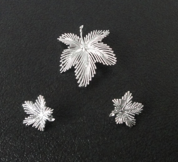 Sarah Coventry 1967 Silvery Maple Brooch and Earr… - image 3