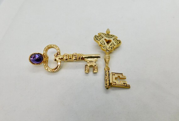 Lot of two (2)Gold tone Key Brooches. One Damasce… - image 4