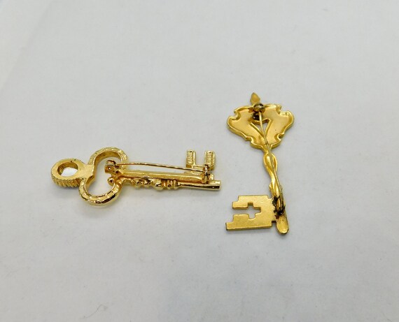 Lot of two (2)Gold tone Key Brooches. One Damasce… - image 5