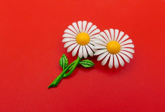1960s Enamel and Plastic Daisy Flower Brooch.