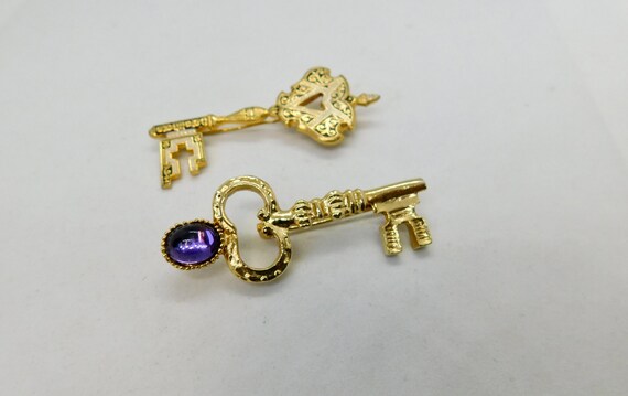 Lot of two (2)Gold tone Key Brooches. One Damasce… - image 6