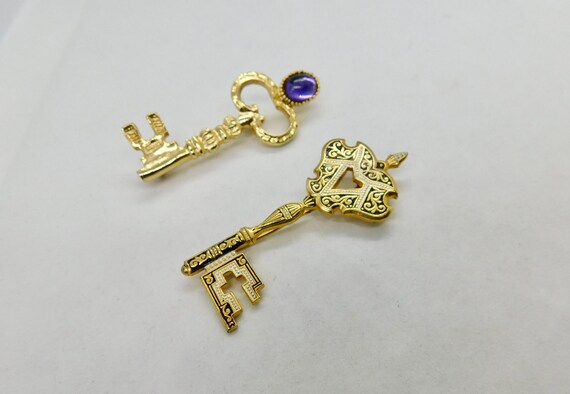 Lot of two (2)Gold tone Key Brooches. One Damasce… - image 2