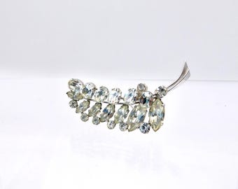 Broche/épingle en strass argentée et transparente à facettes.