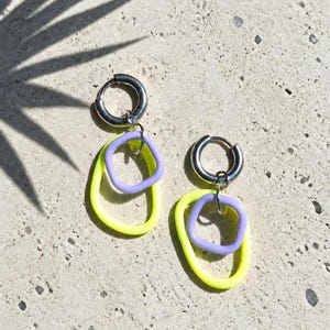 Neon Ohrringe Lila Gelb | Statement Creolen Silber Matt | Knallige Ohrhänger | Organischer Schmuck | Geschenk für Sie | Dopamine Style