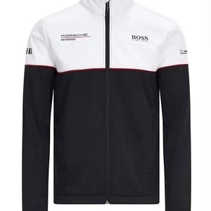 Könnte beinhalten: Eine Jacke mit durchgehendem Reißverschluss in Weiß, Schwarz und Rot. Der obere Teil ist weiß mit Logos von "BOSS" und "PORSCHE MOTORSPORT". Die untere Hälfte ist schwarz, mit einem roten Streifen, der die beiden Farben trennt.