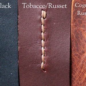 K&ouml;nnte beinhalten: Nahaufnahme von Lederproben in Schwarz, Tabak und Cognac. Jede Probe zeigt eine kontrastierende Naht. Der Text "Black/Black", "Tobacco/Russet" und "Cognac/Russet" ist sichtbar.