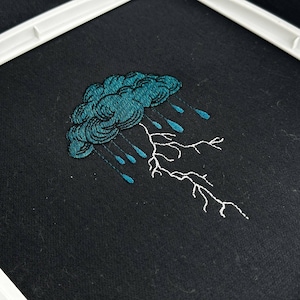 Puede incluir: Juego de tres tazas de cerámica color crema con esmalte moteado. Cada taza presenta un diseño floral pintado a mano en tonos azules, verdes y amarillos. Las tazas tienen una forma simple y redondeada y un asa.