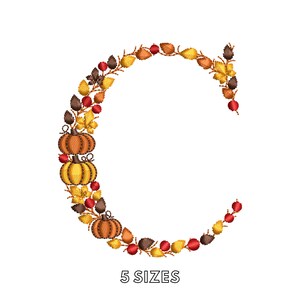 Peut inclure: Une lettre C brodée formée d'éléments sur le thème de l'automne, notamment des citrouilles orange et jaunes, des feuilles brunes et jaunes, et de petites baies rouges. Le motif est sur fond uni avec le texte 5 SIZES imprimé en dessous.