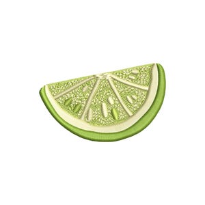 Op de afbeelding: Een geborduurde patch in de vorm van een limoenpartje. Het ontwerp heeft een felgroene schil, een lichtgeel-groene binnenkant met gesegmenteerde delen en gestructureerd stiksel dat het uiterlijk van citrusvruchtvlees en sapblaasjes nabootst.