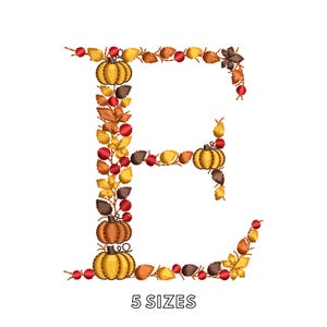 Könnte beinhalten: Ein gestickter Buchstabe E, der aus herbstlichen Elementen wie gelben, orangefarbenen und braunen Blättern, kleinen roten Beeren und orangefarbenen Kürbissen besteht. Das Design weist eine detaillierte Stichstruktur auf. Der Text 5 SIZES steht darunter.