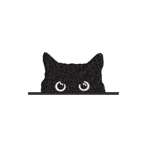 Puede incluir: Gato negro asom&aacute;ndose por encima de una superficie con ojos blancos.