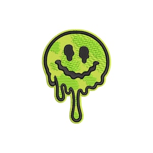 Puede incluir: Parche bordado verde y negro con un diseño de cara sonriente derritiéndose. La cara sonriente tiene ojos negros y una sonrisa negra, con un efecto de goteo. El fondo de la cara sonriente es verde claro con un patrón de cuadros.