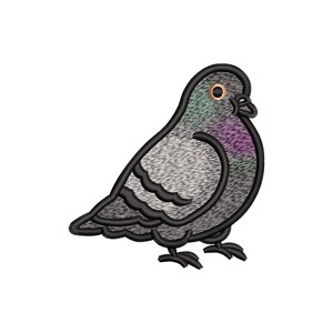 Könnte beinhalten: Ein gestickter Aufnäher eines Tauben mit grauem und schwarzem Körper und einem violetten und grünen Hals.