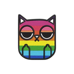 Pode incluir: Um patch bordado colorido com um rosto de gato estilizado. O rosto do gato é um arco-íris de cores, com contornos e detalhes pretos. O gato tem olhos grandes e sonolentos e uma boca pequena e riscada.