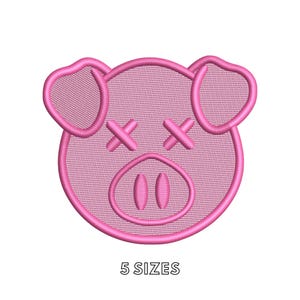 Pode incluir: Um emblema bordado cor-de-rosa com uma cara de porco estilizada, dois olhos em forma de X e um focinho oval com duas narinas verticais. O design é contornado com fio rosa escuro e inclui o texto 5 SIZES impresso abaixo do gráfico.