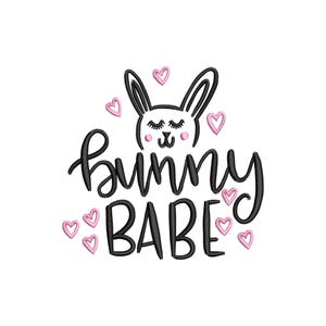Może przedstawiać: Czarno-biała grafika z napisem "bunny BABE" w kursywie. W projekcie znajduje się również twarz królika z zamkniętymi oczami i różowymi sercami. Obraz jest na białym tle.
