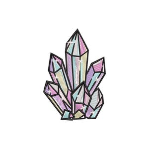Op de afbeelding: Geborduurde patch met een cluster van kristallen in pastelkleuren: roze, paars, geel en blauw. De kristallen hebben een geometrisch ontwerp met zwarte contouren en sprankelende accenten, ideaal voor kleding of accessoires.