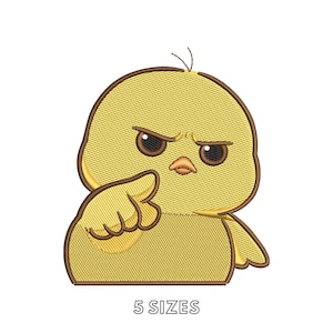 以下が含まれることがあります： 茶色の輪郭を持つ黄色いひよこの刺繍デザインで、厳しい表情をしており、翼を前に向けて指差すようなポーズをとっています。白い背景の上に、ひよこの図の下に「5 SIZES」というテキストが配置されています。