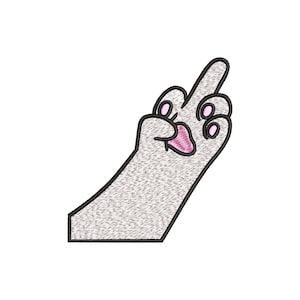 Può includere: Design ricamato di una zampa di gatto che fa il dito medio. La zampa è grigio chiaro con un aspetto strutturato, delineato in nero. I cuscinetti e l'interno del dito medio sono rosa.