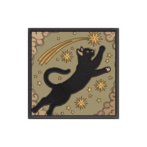 Op de afbeelding: Een zwarte kat springt naar een gouden ster met een gouden komeetstaart in een beige vierkant frame met een wolkenpatroon en gouden sterren.