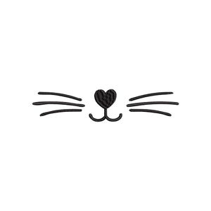 Op de afbeelding: Zwart-witte kattenkop met een hartvormige neus.