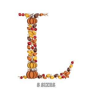 Könnte beinhalten: Ein gestickter Buchstabe L, der aus herbstlichen Elementen wie orangefarbenen Kürbissen, gelben und braunen Blättern sowie kleinen roten Beeren besteht. Das Design zeigt einen vertikalen Stamm und eine horizontale Basis, mit dem Text 5 SIZES darunter.