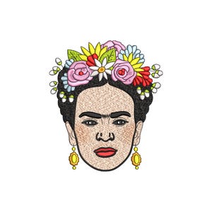 Könnte beinhalten: Gesticktes Porträt von Frida Kahlo mit einer bunten Blumenkrone und gelben Ohrringen.