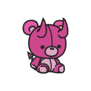 Może przedstawiać: Wyszywany różowy wzór misia z rogami diabła, ogonem i czarnymi konturami. Miś ma wyszywany wzór z jasnoróżowym pyskiem, uszami i łapami. Oczy i nos są czarne.