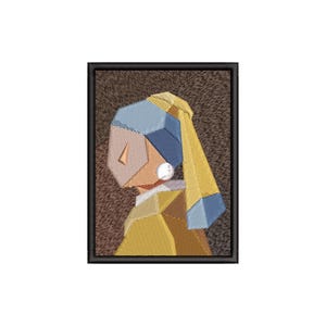 Op de afbeelding: Geborduurde patch met een geometrisch ontwerp van een vrouw met een parel oorbellen. Het kunstwerk gebruikt tinten geel, blauw en bruin, met een zwarte rand. De patch is een gestileerde weergave van een klassiek schilderij.