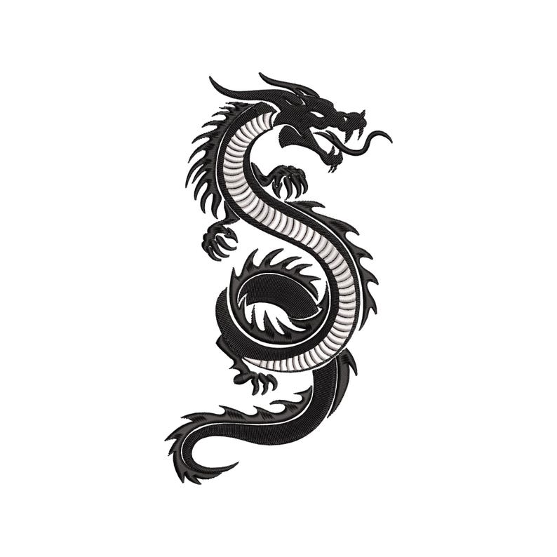 Puede incluir: Dise&ntilde;o de drag&oacute;n bordado en blanco y negro. El drag&oacute;n est&aacute; representado en una pose curva en forma de S, con escamas detalladas, garras y una larga lengua rizada. Ideal para ropa, parches o proyectos de manualidades.