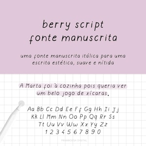 Pode incluir: Um design digital com as palavras "berry script fonte manuscrita" em uma fonte manuscrita. Abaixo, é exibido um exemplo do alfabeto e dos números 1-0. O fundo é um padrão de grade roxo claro.