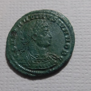 Op de afbeelding: Een set van drie keramische mokken met een gespikkelde, matte afwerking. De mokken zijn in crème, lichtgrijs en donkergrijs. Elke mok heeft een eenvoudig, minimalistisch ontwerp.