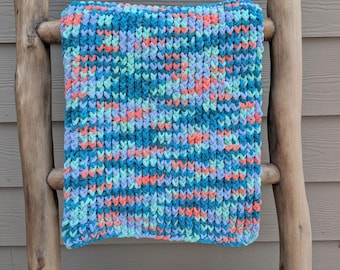 Manta de bebé tejida a mano / Color: Arrecife de coral / Hilo de poliéster suave