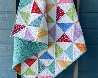 Edredón infantil de molinete caprichoso hecho a mano: Manta de algodón colorida para la habitación del bebé