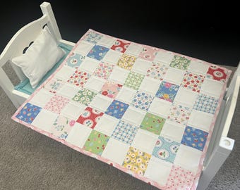 Edredón para muñeca hecho a mano / Ropa de cama en miniatura "Betsy" / Bufanda de tocador