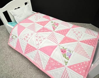 Edredón miniatura hecho a mano: Ropa de cama para la muñeca "Megan", bufanda de tocador, edredón para mascotas.