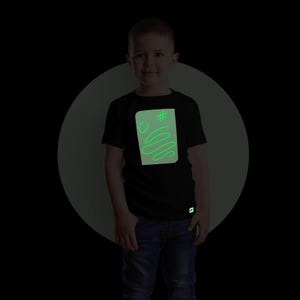 Interaktives Glow in the Dark T-Shirt für Kinder - Perfektes Geschenk für Kinder - Partys / Schuldisco / UV-Nacht - Light up T-Shirt