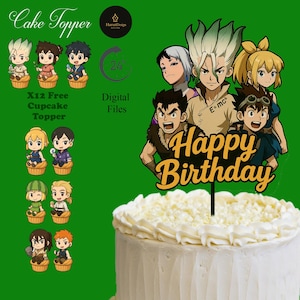 Puede incluir: Un adorno para pastel con las palabras "Happy Birthday" en letras doradas. El adorno presenta personajes de dibujos animados y se coloca encima de un pastel glaseado blanco. La imagen también incluye adornos para cupcakes y el texto "Cake Topper".