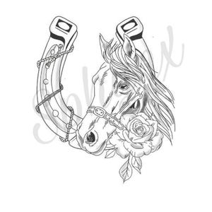 Puede incluir: Un dibujo en blanco y negro de la cabeza de un caballo con una rosa y una herradura. El caballo lleva una brida y tiene una melena fluida.